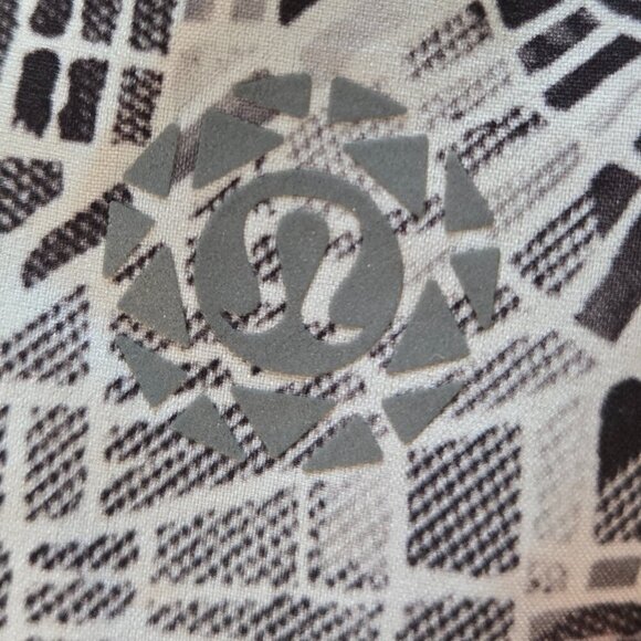 Lululemon Speed Short 2.5" - 2016 Seawheeze - 6 Grid Map Texture White Black - Picture 3 of 4